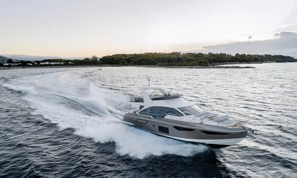 Azimut Fly 60 Keeps 18.25m Flybridge Platform at 31 Knots With Three Cabins