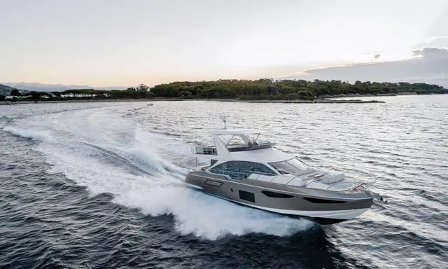 Azimut Fly 60 Keeps 18.25m Flybridge Platform at 31 Knots With Three Cabins