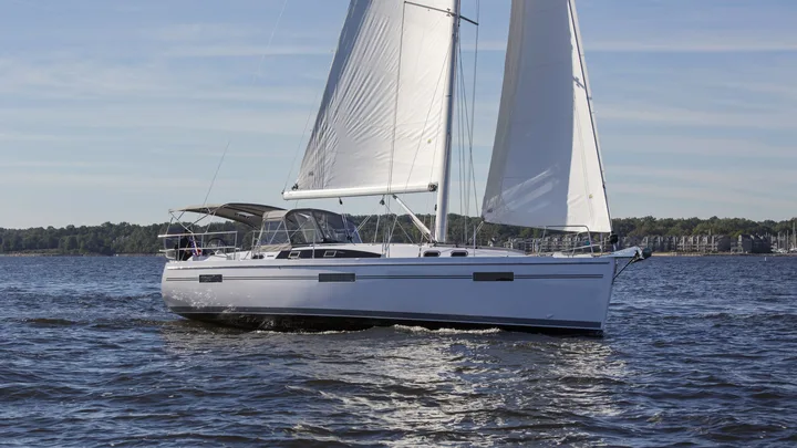 Official Catalina 425 image supplied by Catalina Yachts.