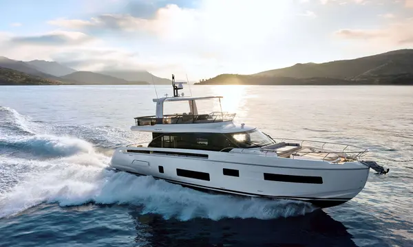 Azimut Fly 70 Makes Italian Debut as Seadeck 7 Brings IPS Hybrid to Genoa
