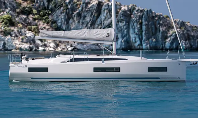 BENETEAU Oceanis 42 Offers Five Layouts in 12.86m Cruiser