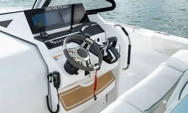 BENETEAU Flyer 30 Opens New Generation of Dayboats