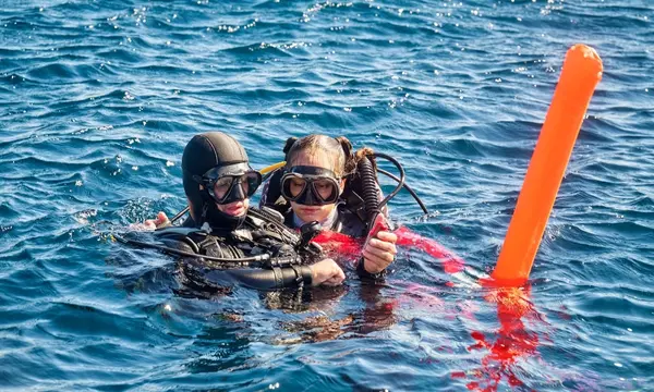 Garmin and DAN Link Satellite SOS to Specialist Dive Support