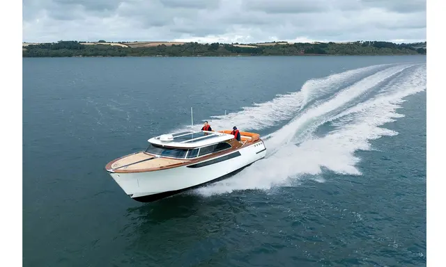 Cockwells Presents 9.8m Limousine Tender for Four Seasons Yachts