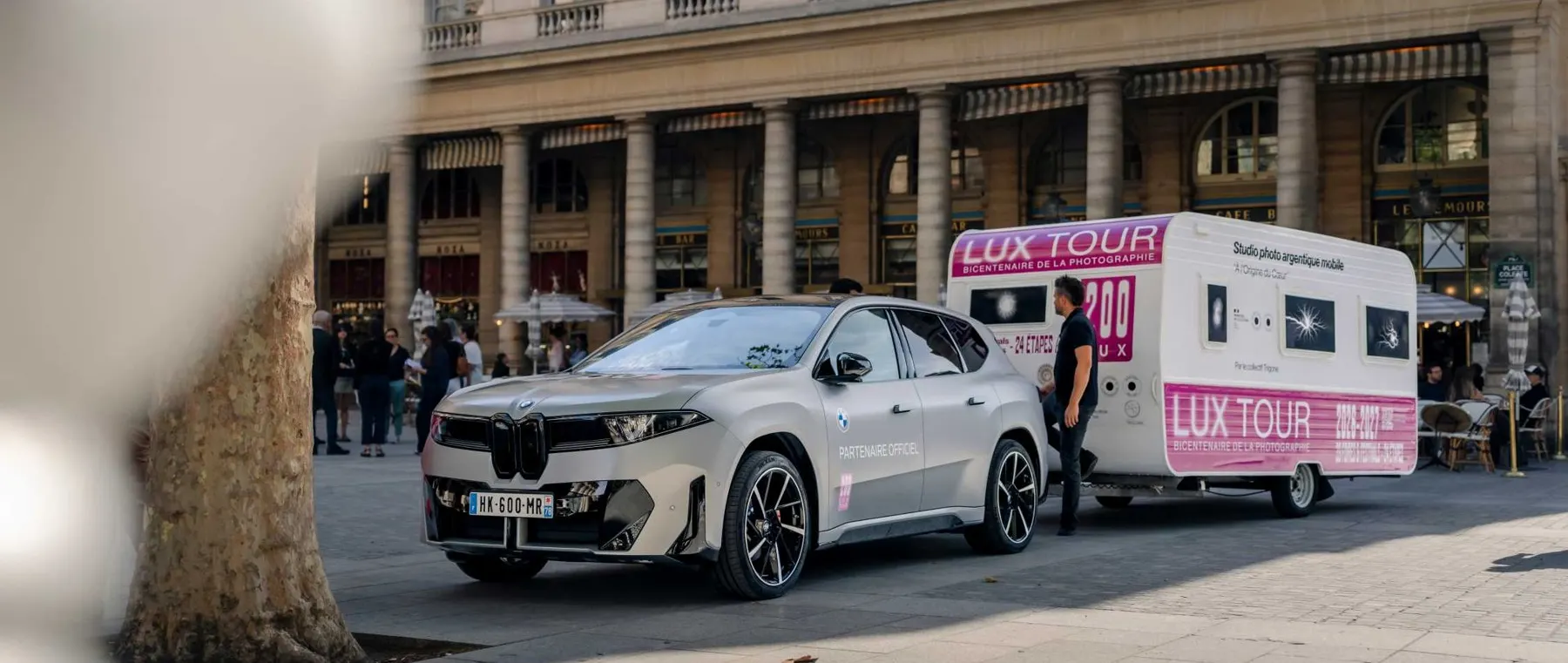 BMW Electric Art Car Hosts a Heartbeat-Powered Photo Project