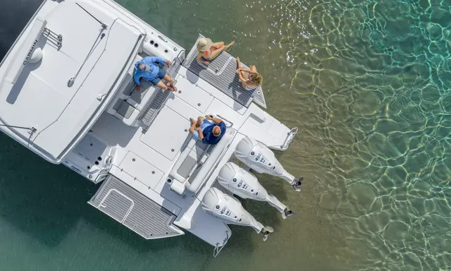 Everglades Brings the 437CX Crossover Dayboat to Fort Lauderdale 2026