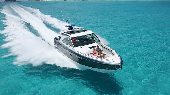 Official Formula 400 Super Sport Crossover model image from Formula Boats.