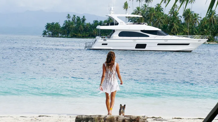 Official Horizon E62 model image from Horizon Yachts.