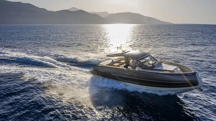 Official Invictus TT460 model image from Invictus Yacht.