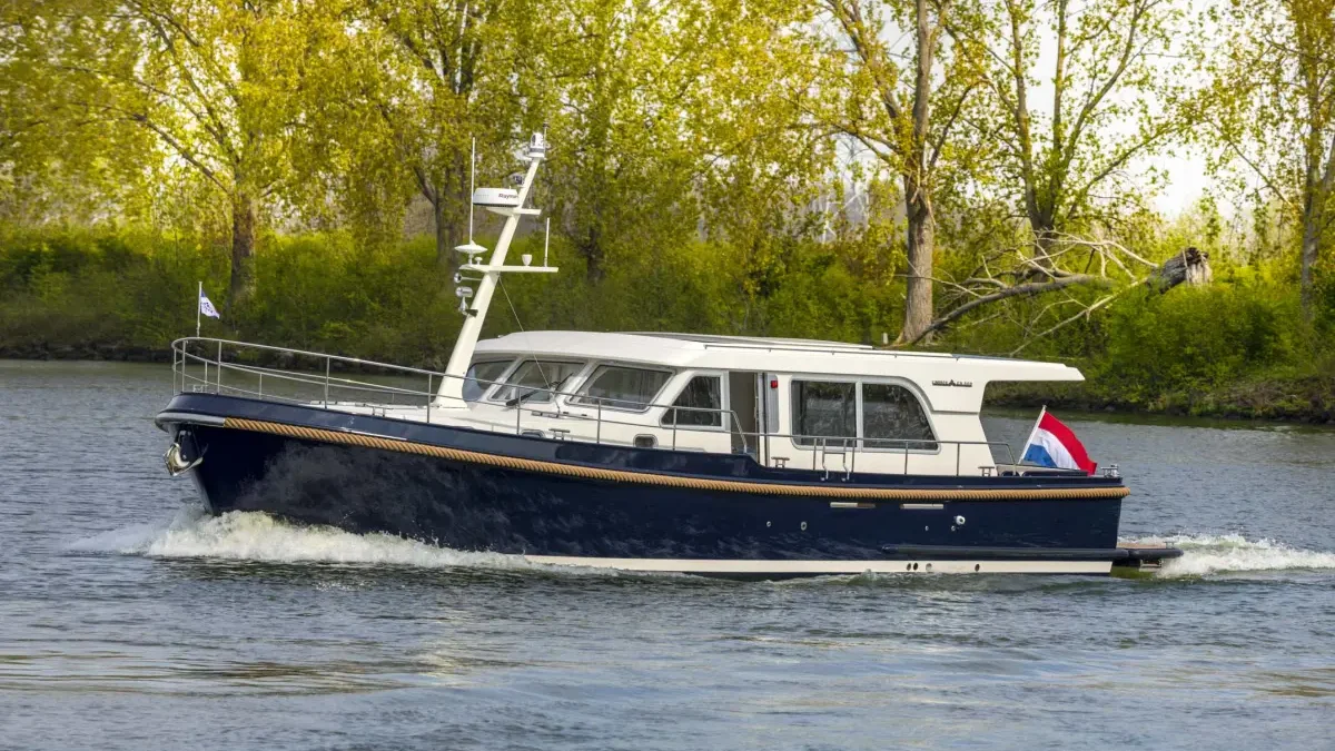 Official Linssen Grand Sturdy 500 Sedan Variodeck model image from Linssen Yachts.
