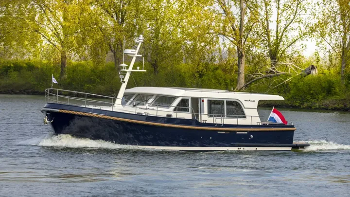 Official Linssen Grand Sturdy 500 Sedan Variodeck model image from Linssen Yachts.