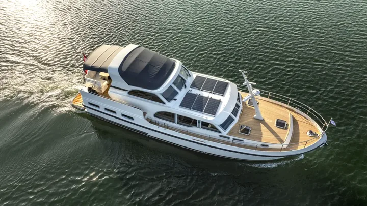 Official Linssen Grand Sturdy 500 AC Variotop model image from Linssen Yachts.