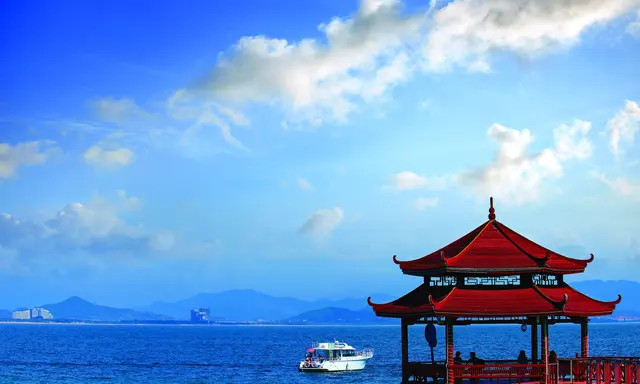 Rosewood Sanya: Rooftop Infinity Pool Above Haitang Bay