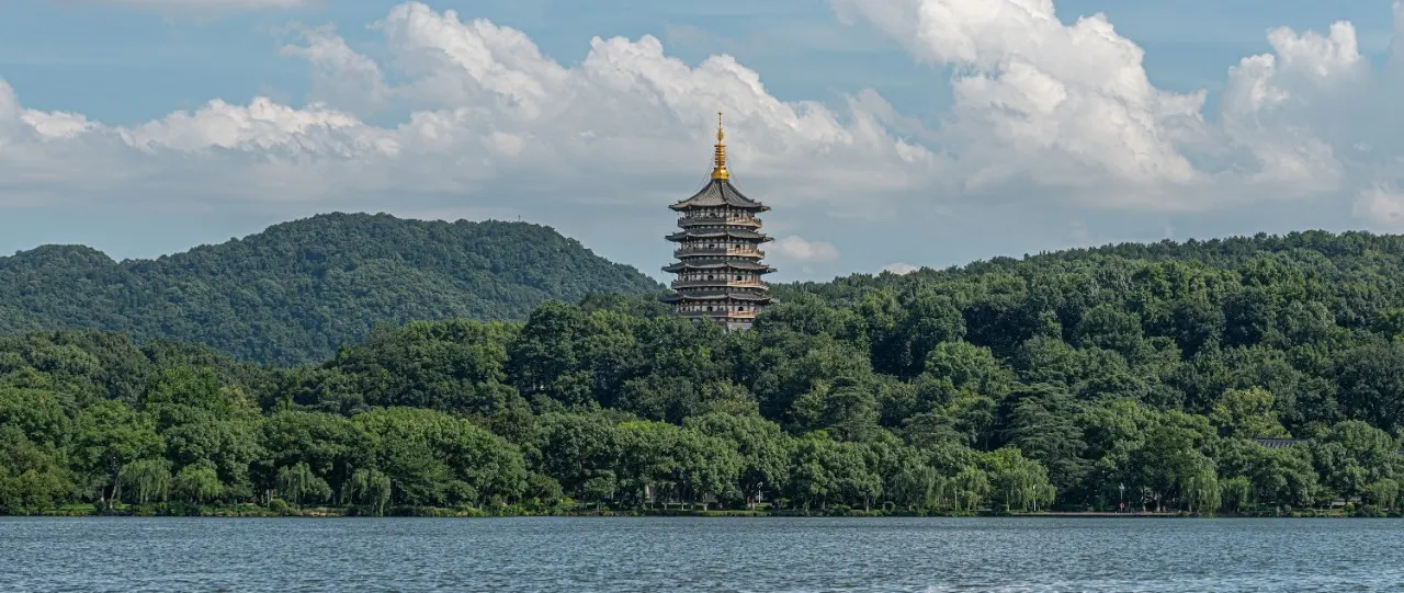 Four Seasons Hangzhou Proposes an Autumn Day around West Lake