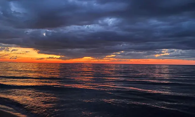 Chicago by Luxury Yacht: Lake Michigan Harbors and Skyline Cruising