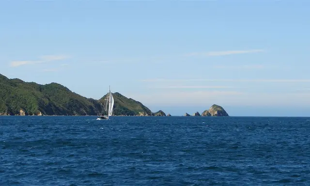 Long Island–Kokomohua by Yacht: Reefs at Queen Charlotte Sound