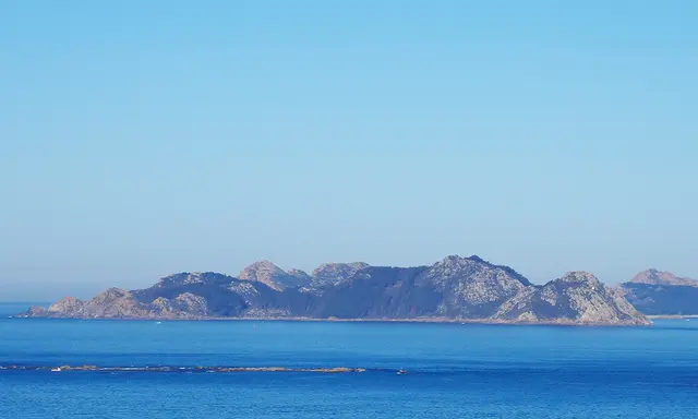 Cíes Islands by Yacht: Atlantic Beaches, Vigo and Essential National Park Permits