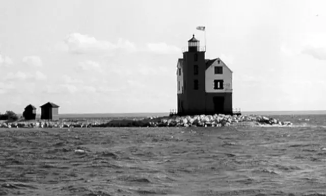 Mackinac Island by Luxury Yacht: Historic Harbor and Straits Cruising