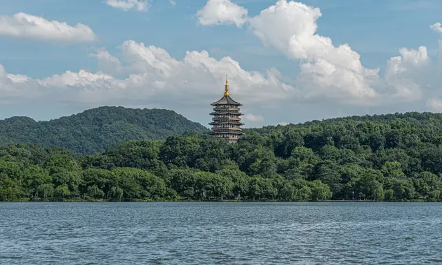 Four Seasons Hangzhou Proposes an Autumn Day around West Lake