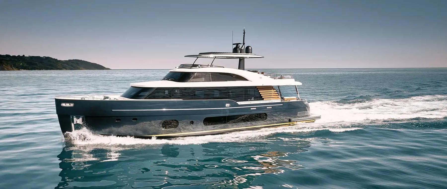 Official image supplied by Azimut Yachts — official Magellano 25M photograph.