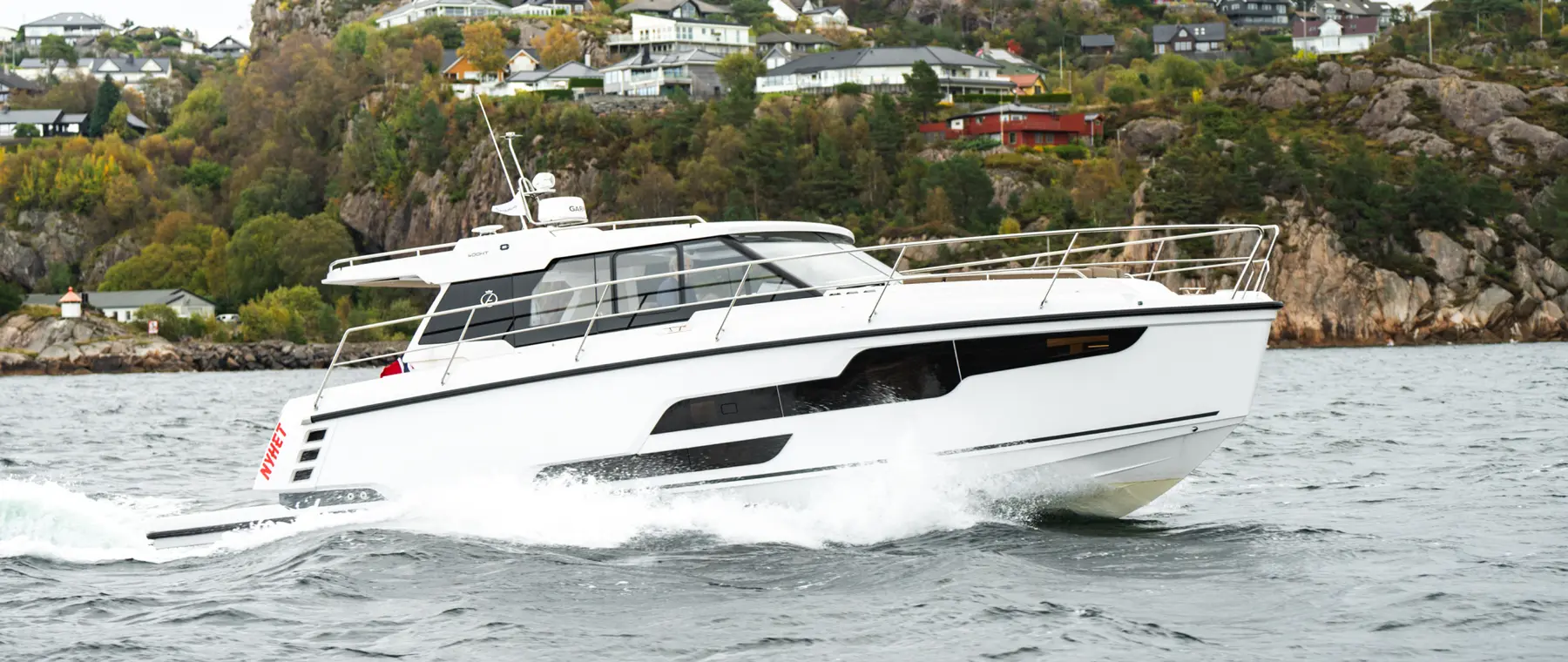 Official image supplied by Aquador Boats — official Aquador 400 HT 2026 model photography.