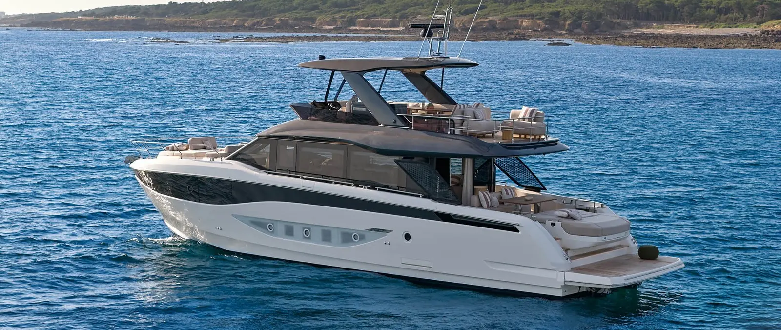 Official image supplied by PRESTIGE Yachts, official F6.7 yacht image used to illustrate the current range.
