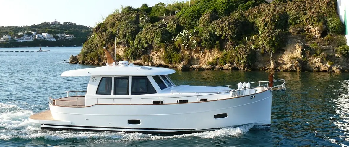 Official press image: Garmin newsroom. Source: https://sasgayachts.com/en/yachts/range/menorquin/menorquin-42-ht/