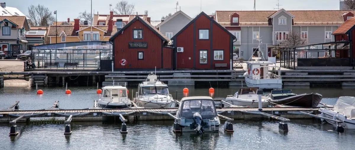 Official image supplied by Östhammar Municipality original photograph of Öregrund harbour provided with the announced walkway project.