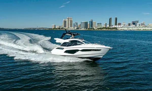 Sunseeker Manhattan 55: Beach Club Living in a 17m Cruiser