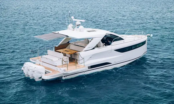 Jeanneau DB/43 Outboard Makes Its Side Terraces a Social Centrepiece