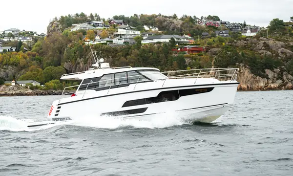 Aquador 400 HT: Three-Cabin Nordic Luxury in a 12.10m Cruiser