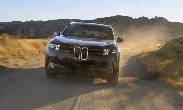 Official image supplied by BMW Group PressClub — official 22 October 2026 X5 40 xDrive Vancouver Green manufacturer photograph (photo ID P90661283).