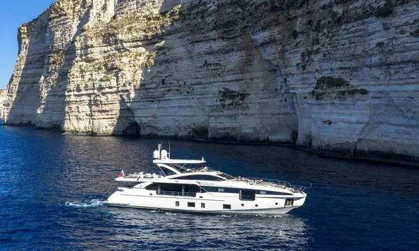 32m Azimut STARKISS Offered at €8.25m After Malta Coding