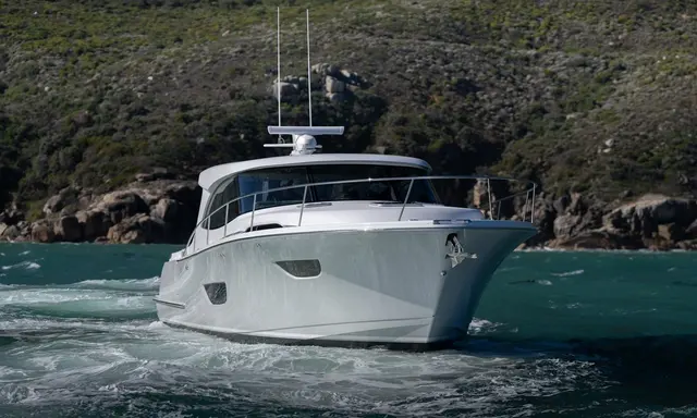 ECLIPSE 505 Shadow Brings Flag Blue and Stingray Gray Hulls to FLIBS