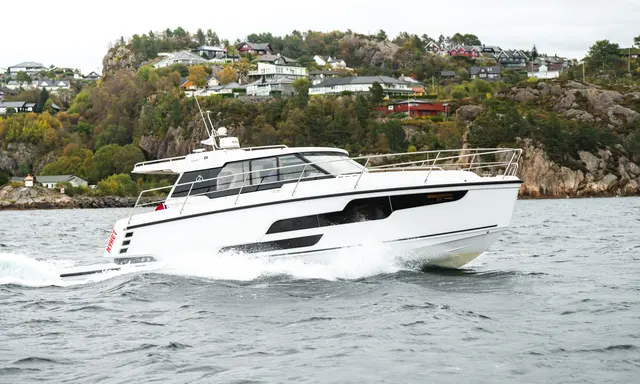 Aquador 400 HT: Three-Cabin Nordic Luxury in a 12.10m Cruiser
