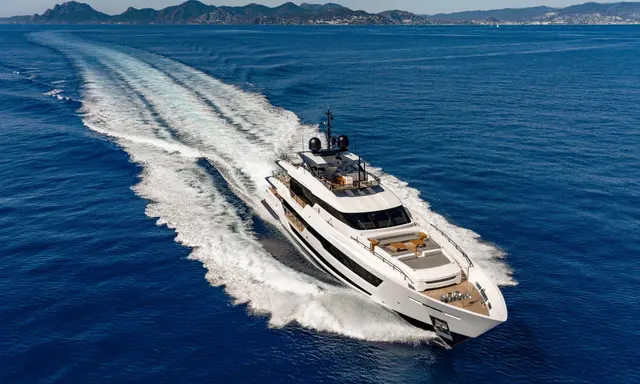 Custom Line Saetta 140 Blends 42.6m Scale with Sporty Performance