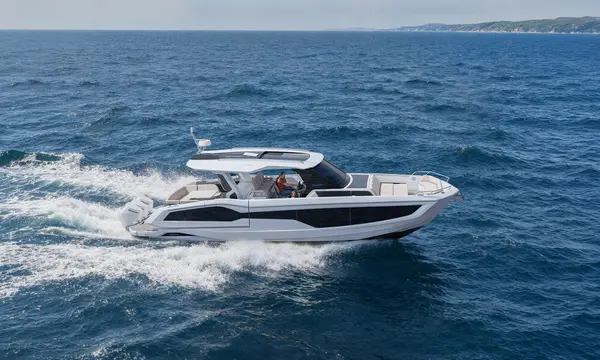 Galeon 435 GTO Expands Its Cockpit with Folding Side Terraces