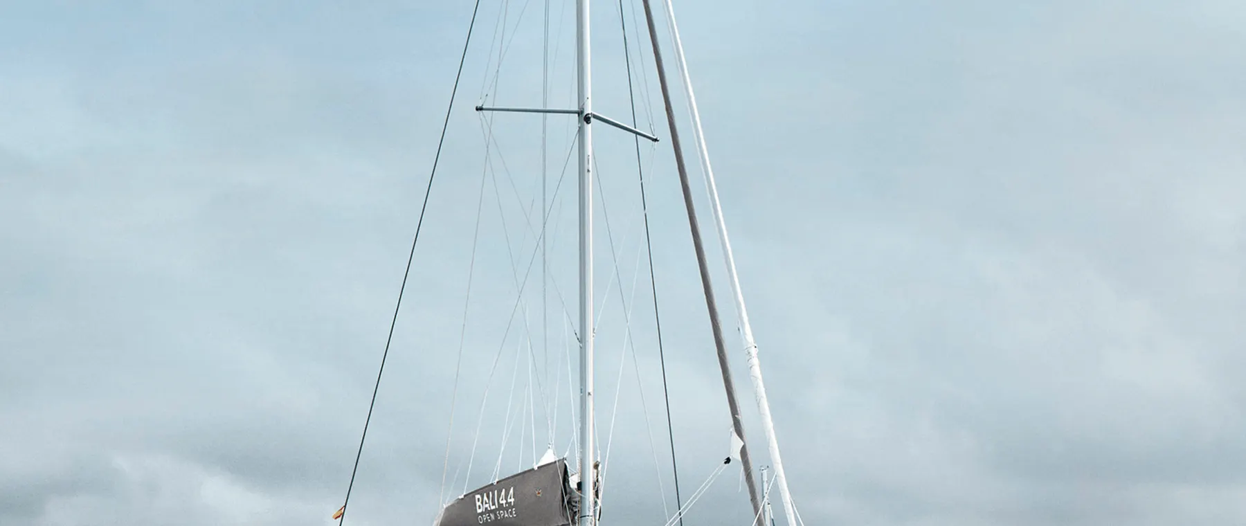 BALI 4.4 Turns 44 Feet Into an Open-Plan Family Apartment on the Water