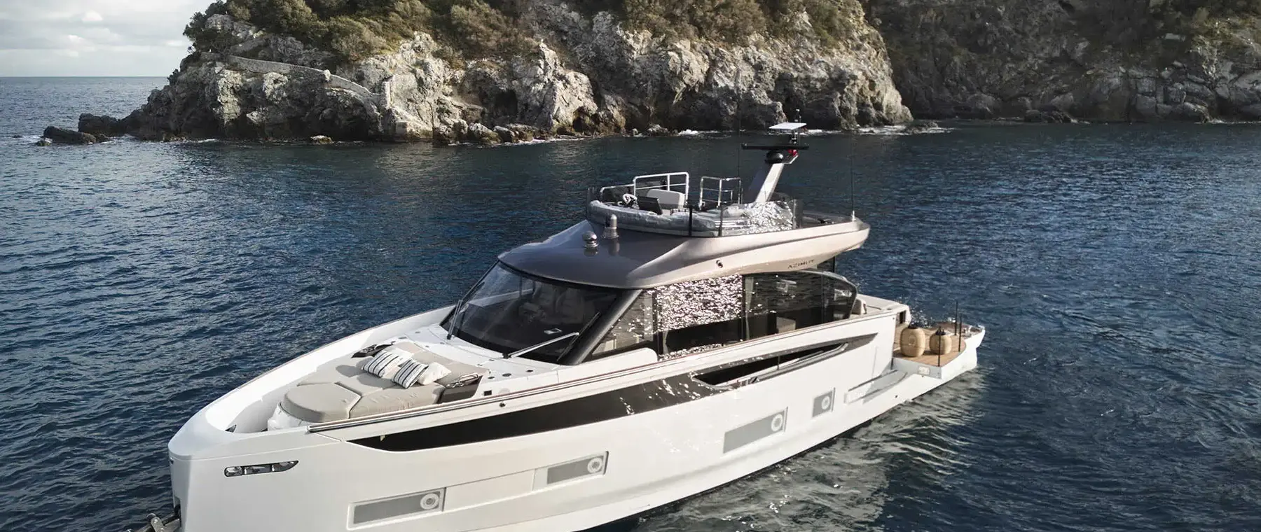 Azimut Seadeck 6 — official manufacturer image