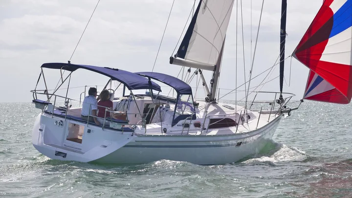 Catalina 385 — official manufacturer image
