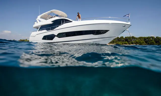 Sunseeker 76 Yacht Offers a 23.6m Comparison at Swanwick