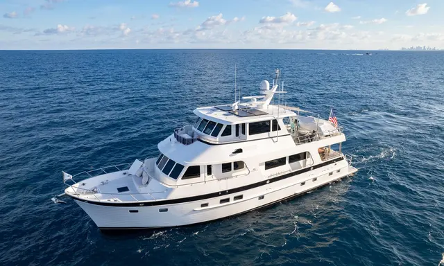 Outer Reef 740 Deluxbridge Makes a Protected Upper Lounge Its Centrepiece
