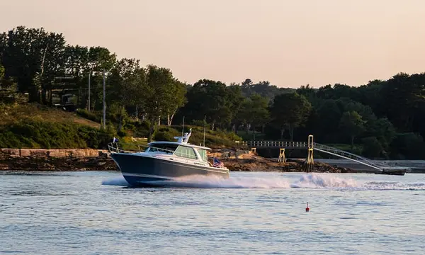 Sabre 43 Salon Express Combines Downeast Layout with Twin IPS