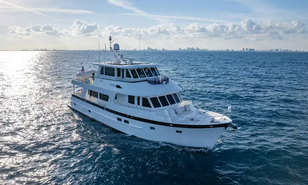 Outer Reef 720 Deluxbridge Puts an Enclosed Skylounge Into a 21.84m Long-Range Platform