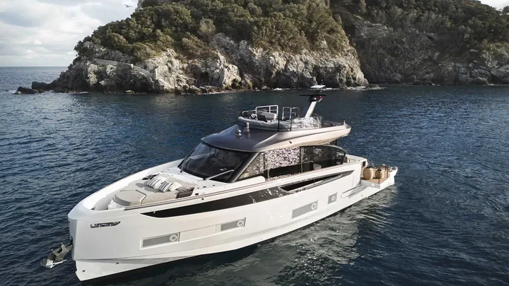Azimut Seadeck 6 — official manufacturer image