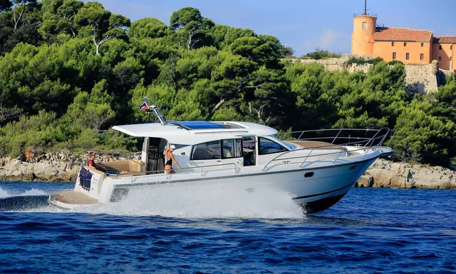 Nimbus 405 Coupé Keeps 13.33m Scandinavian Cruiser in Current Range at Up to 32 Knots