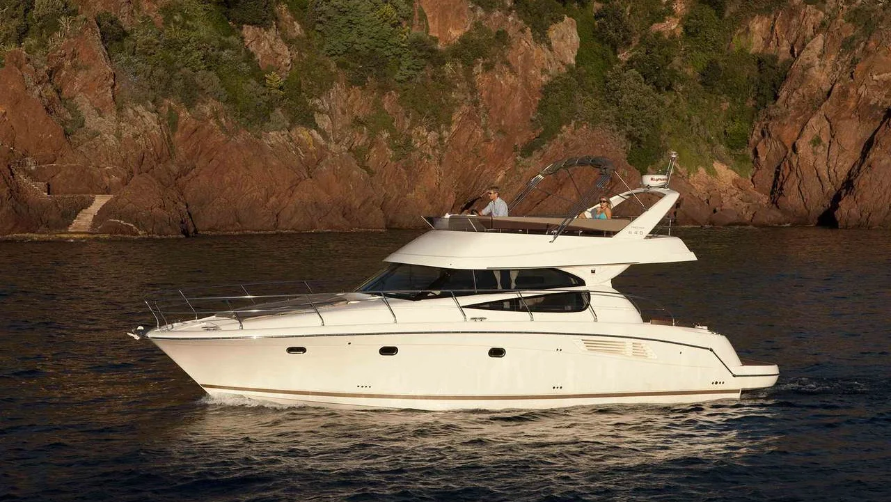 Official PRESTIGE 440 model image from Prestige Yachts.