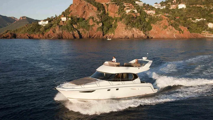 Official PRESTIGE 400 model image from Prestige Yachts.
