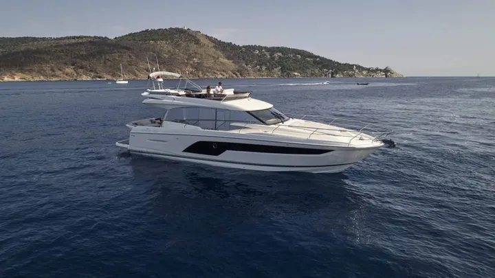 Official PRESTIGE 590 model image from Prestige Yachts.
