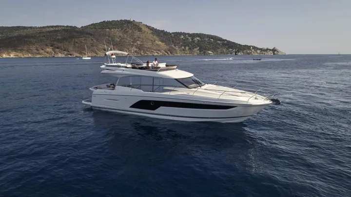 Official PRESTIGE 590 model image from Prestige Yachts.